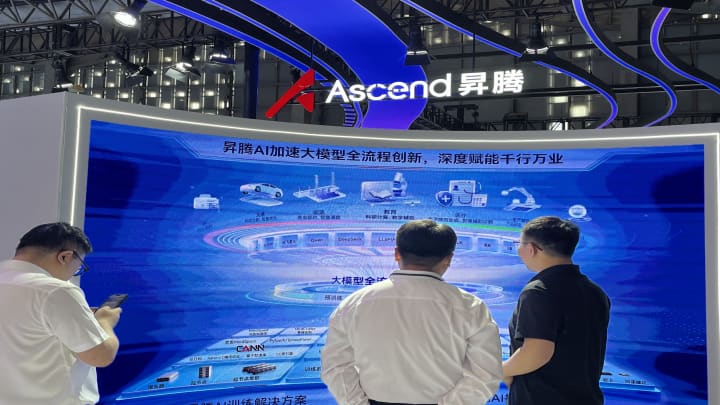 Huawei, gigante das telecomunicações chinesa, apresentou seus chips Ascend e sistema para alimentar modelos de inteligência artificial na Conferência Mundial de IA em Xangai em 26 de julho de 2025. (Foto: CNBC | Evelyn Cheng)