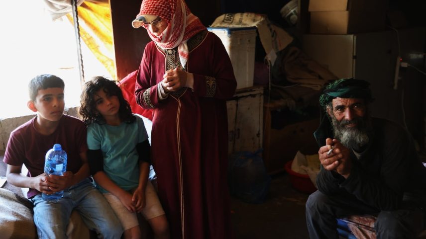 Hasan, de 51 anos, junto a alguns membros de sua família em Khirbet Makhul, de onde os colonos querem expulsá-los. (Foto: Luis de Vega)