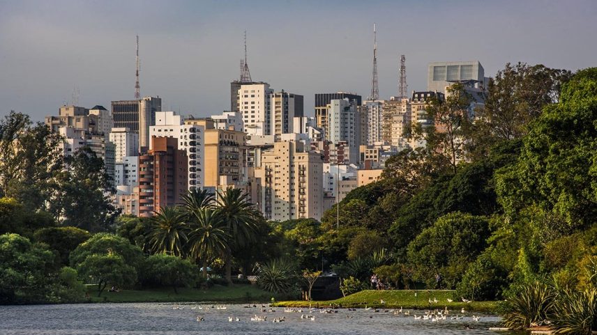 Parque do Ibirapuera; lago; prédios; antenas (Foto: Germano Lüders)
