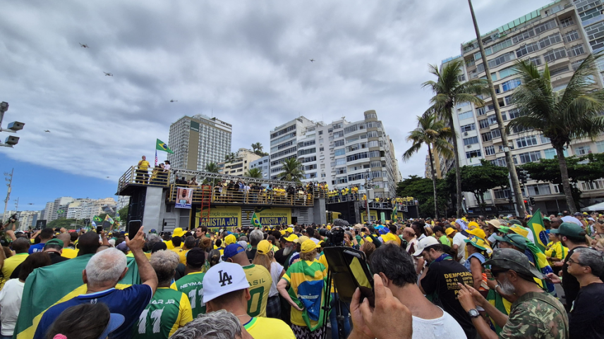 Manifestação em Copacabana pede anistia para envolvidos nos atos de 8 de janeiro (Foto: Betinho Casas Novas / TV Globo)