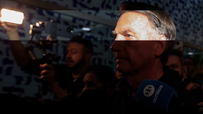 O ex-presidente Jair Bolsonaro deixa a Câmara dos Deputados, após reunião com a liderança do PL, em Brasília, na segunda-feira, 21 (Foto: WILTON JUNIOR)