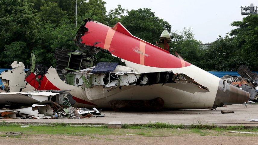 Restos do avião Boeing 787-8 Dreamliner da Air India, após o acidente, nos arredores do Aeroporto de Ahmedabad, no dia 12 de junho. (Foto: Amit Dave)