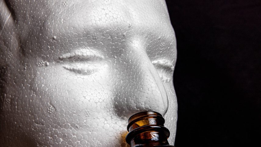 Frasco de poppers, droga usada para prática do chemsex que causa relaxamento muscular, euforia e aumento do fluxo sanguíneo (Foto: Pedro Affonso/Folhapress)
