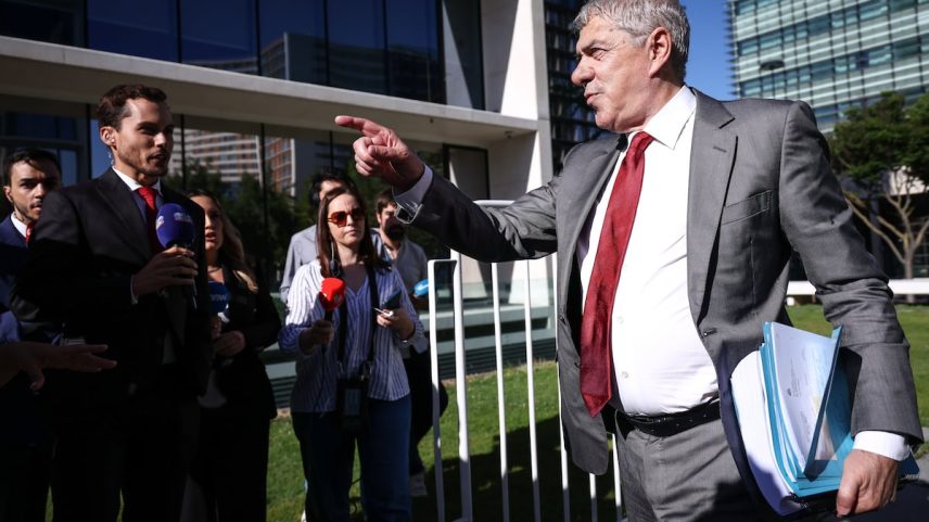 Ex-primeiro-ministro José Sócrates, ao chegar ao julgamento contra ele no Campus da Justiça de Lisboa. (Foto: RODRIGO ANTUNES/EFE)