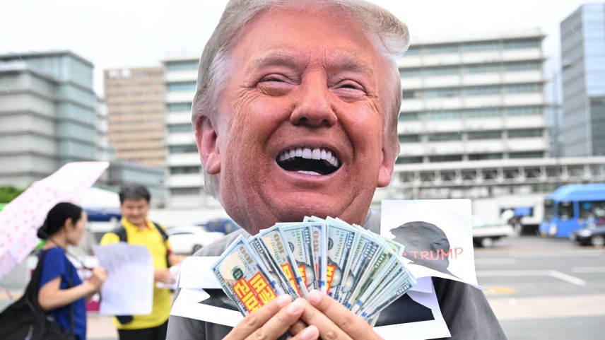 Um membro de grupos cívicos usando uma máscara do presidente dos EUA, Donald Trump, se apresenta durante um protesto contra a política tarifária de Trump perto da embaixada dos EUA em Seul, em 15 de julho de 2025. (Foto: Jung Yeon-je / AFP)