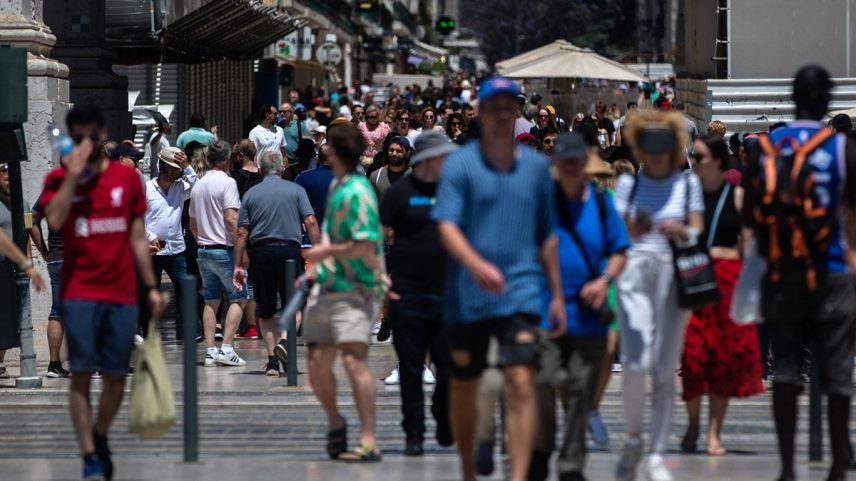 Pedestres caminham no centro de Lisboa (Foto: Carlos Costa/AFP/28-5-2022)