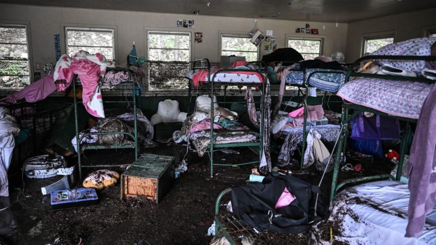 Vista do interior de uma cabana no acampamento onde 27 meninas desapareceram após enchente repentina em Hunt, Texas (Foto: RONALDO SCHEMIDT / AFP)