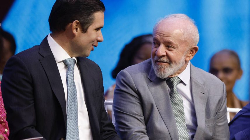 Hugo Motta (esq.) e Lula durante evento em Brasília (Foto: Pedro Ladeira - 10.fev.2025/Folhapress)