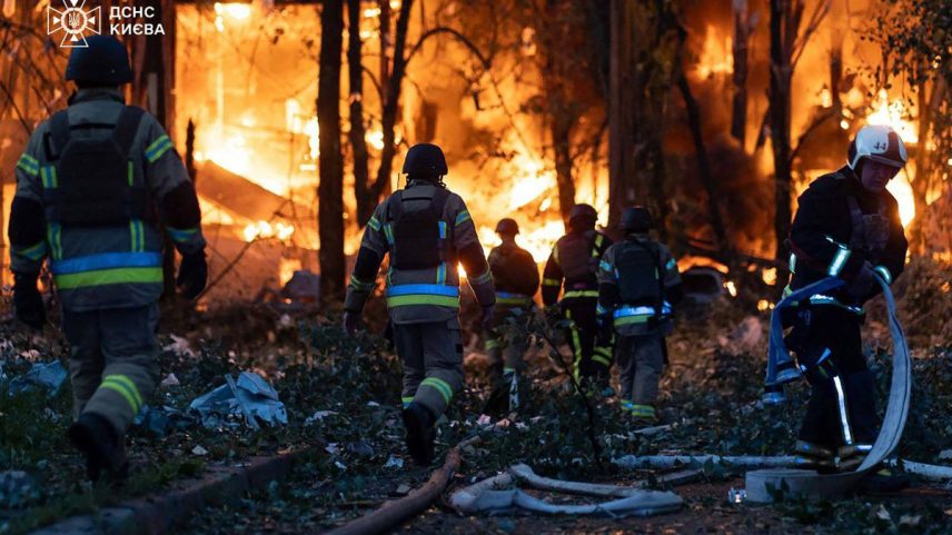 Serviços de emergência da Ucrânia atuam contra chamas após ataque em Kiev (Foto: Handout / STATE EMERGENSY SERVICE OF UKRAINE / AFP)
