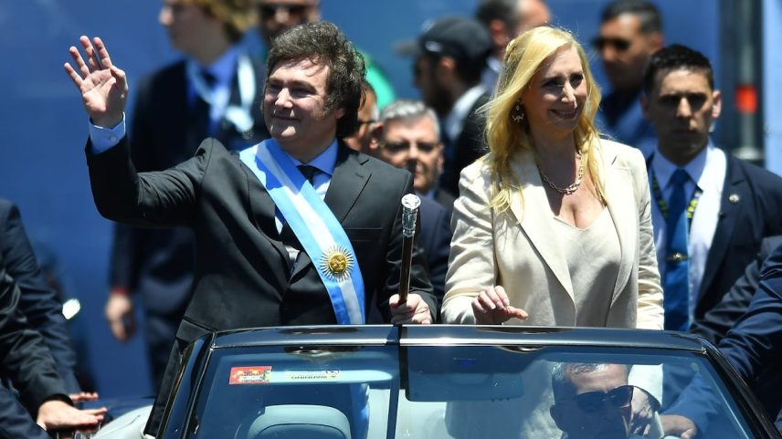 Javier Milei e sua irmã Karina, durante a posse em dezembro de 2023. (Foto: Marcelo Endelli/Getty Images)