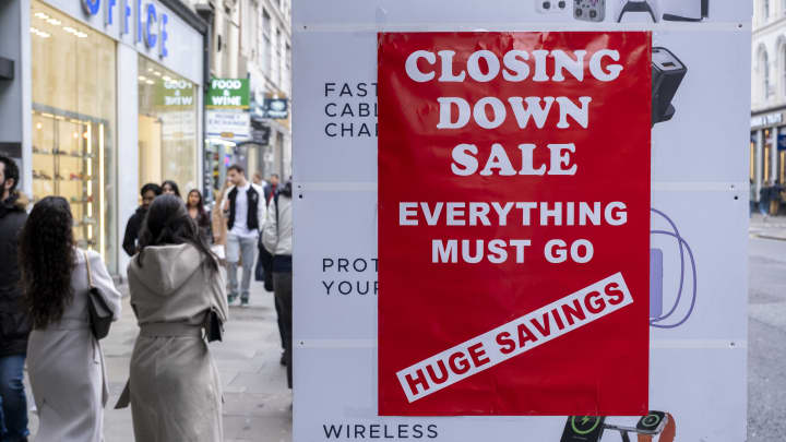 Venda de encerramento em cartaz vermelho na Oxford Street em 23 de março de 2025, em Londres, Reino Unido. (Foto: Mike Kemp | In Pictures | Getty Images)