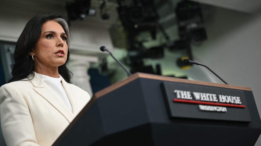 Tulsi Gabbard, diretora de Inteligência Nacional dos EUA, fala com a imprensa na Casa Branca (Foto: ANDREW CABALLERO-REYNOLDS / AFP)