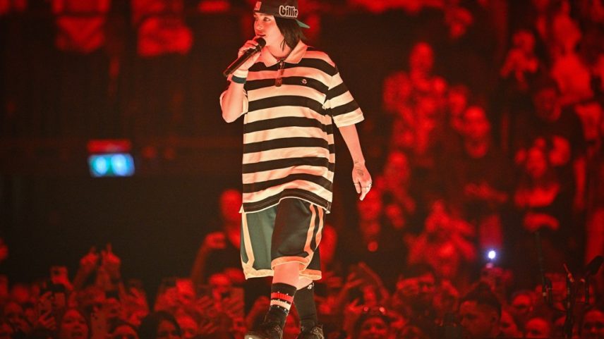 Billie Eilish condenou o plano do Ministro da Defesa de Israel de realocar palestinos para um novo território, onde não teriam permissão para sair. (Foto: Reprodução)