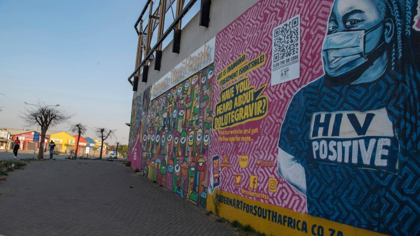 Um mural no subúrbio de Soweto, na África do Sul, convida as pessoas a acessarem os tratamentos para o HIV. (Foto: IHSAAN HAFFEJEE/The New York Times / ContactoPhoto)