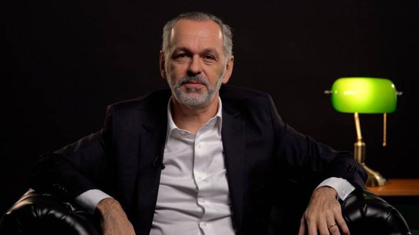 George Wachsmann grava curso para a CasaFolha no estúdio da TV Folha, em São Paulo (Foto: Dirceu Neto/Folhapress)