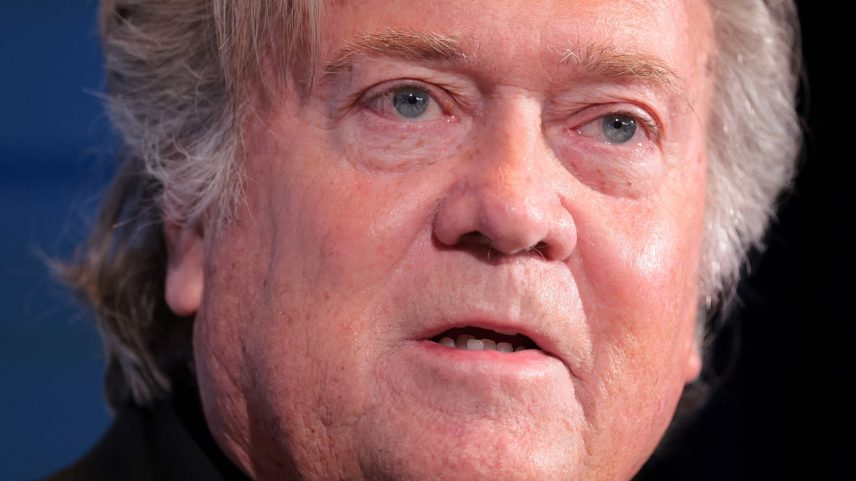 Steve Bannon discursa durante a Cúpula da Economia Mundial 2025 da Semafor, no Conrad Washington, em 23 de abril de 2025 (Foto: Kayla Bartkoski/Getty Images via AFP)
