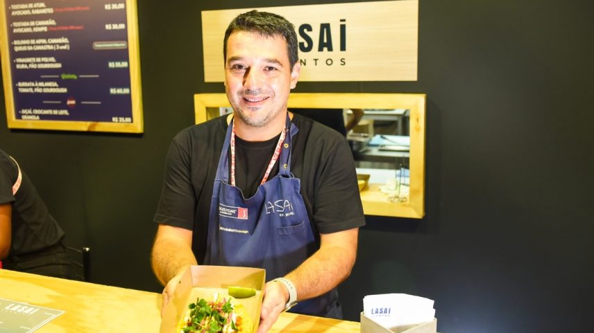 Chef Rafa Costa e Silva no estande do Lasai no Rio Gastronomia 2024 (Foto: Alex Ferro)