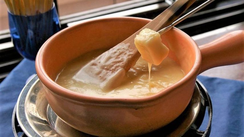 Fondue de queijo pode ser preparado com laticínio de origem brasileira (Foto: Wikimedia Commons/Wikimedia Commons)