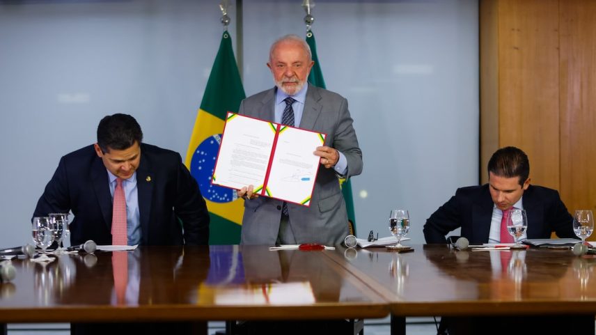 Lula durante cerimônia de entrega da PEC ao presidente do Senado, Davi Alcolumbre, e do presidente da Câmara, Hugo Motta. (Foto: WILTON JUNIOR/ESTADÃO)