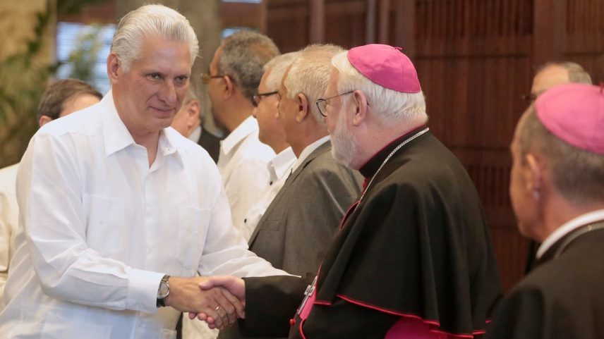 Miguel Díaz-Canel cumprimenta o arcebispo Paul Richard Gallagher, 5 de junho de 2025, em Havana. (Foto: Jorge Luis Baños/AP)