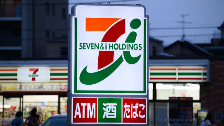 Uma loja de conveniência 7-Eleven, operada pela Seven & i Holdings Co., em Kawasaki, Japão, na segunda-feira, 19 de agosto de 2024. (Foto: Bloomberg | Bloomberg | Getty Images)