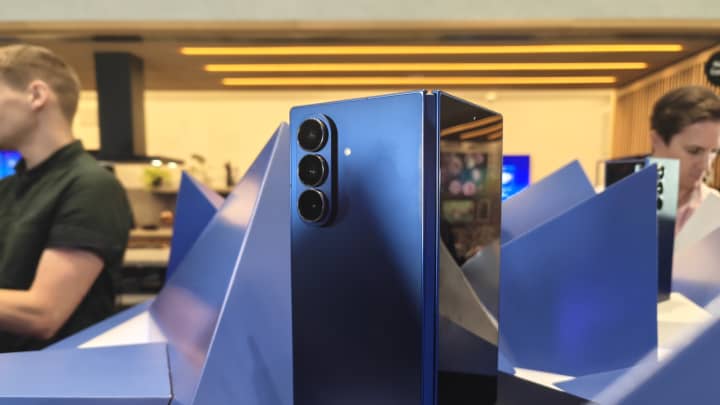 O Galaxy Z Fold 7 é super fino, medindo apenas 8,9 milímetros quando fechado e 4,2 milímetros quando desdobrado. (Foto: Ryan Browne | CNBC)