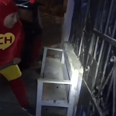 Policial disfarçado de Chapolin fecha ponto de tráfico de drogas no Peru