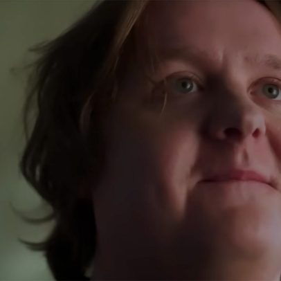 Lewis Capaldi doa 734 mil horas de terapia gratuita para ajudar pessoas necessitadas