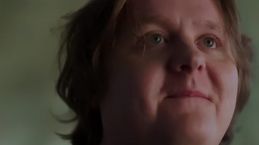 Lewis Capaldi se uniu ao portal de terapia online BetterHelp para doar 734.000 horas de terapia gratuita para fãs que precisam. (Foto: Reprodução)