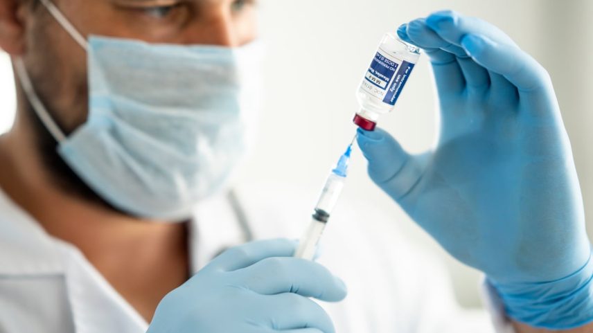 Um profissional de saúde prepara uma dose da vacina tríplice viral. (Foto: FatCamera/Getty Images)