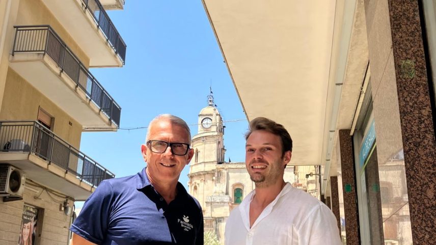 Elio Morale e Biagio Cantone em Floridia, Sicília, onde o recorde europeu de calor foi estabelecido em 2021. (Foto: Iñigo Domínguez)
