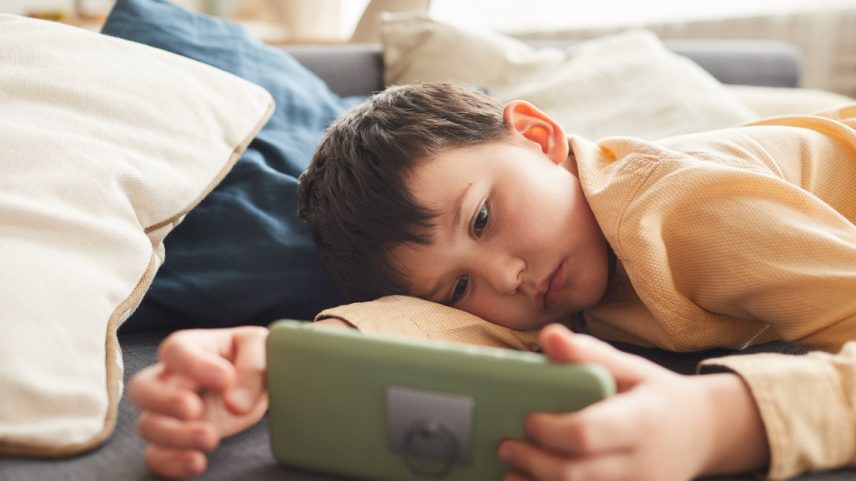 Segundo novo estudo, comportamento 'adictivo' associado às telas é mais perigoso para a saúde mental do que o tempo que as crianças passam nos dispositivos (Foto: Seventyfour/Adobe Stock)