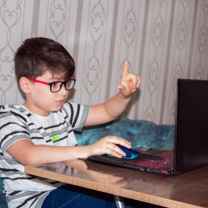 O cérebro se adapta ao assistir vídeos online em velocidade acelerada