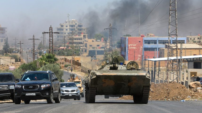 Membros das forças de segurança da Síria atravessam a cidade de Sweida, onde a minoria religiosa drusa é predominante, após bombardeio israelense. 15/07/2025 (Foto: Bakr Alkasem/AFP)