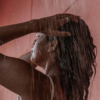 Proteja seu cabelo do calor do chuveiro quente com estas dicas essenciais