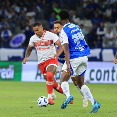 Pottker critica postura de Fagner após lance polêmico em jogo do Cruzeiro