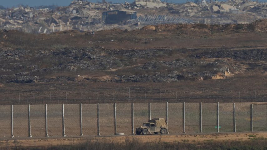 Veículo militar israelense ao redor do muro que divide a Faixa de Gaza de Israel, em 13 de junho. Governo israelense pretende confinar palestinos em uma área no sul do território (Foto: Ohad Zwigenberg/AP)