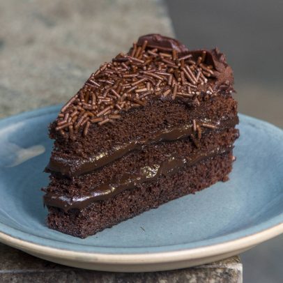 Bolo de brigadeiro com café é a receita perfeita para o Dia do Chocolate