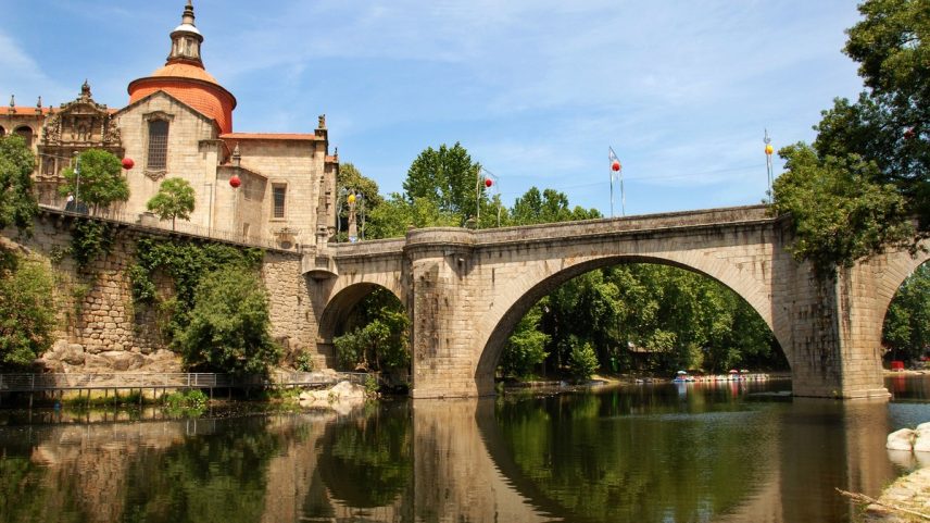 Ponte de São Gonçalo, Igreja de São Gonçalo e Rio Tâmega, três atrações do centro histórico de Amarante, em Portugal — Foto: Reprodução/Wikimedia Commons