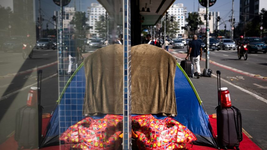 Barraca de pessoas em situação de rua em São Paulo (Foto: Maria Isabel Oliveira / O Globo)