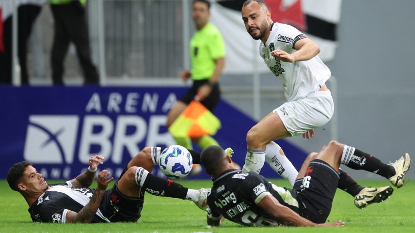 Arthur Cabral abriu o placar para o Botafogo (Foto: Vitor Silva/Botafogo)
