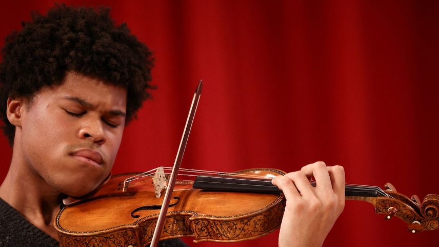 O músico britânico Kanneh-Mason toca o raro exemplar 'Hellier', violino criado por Antonio Stradivari em 1679 (Foto: Henry Nicholls/ Reuters)