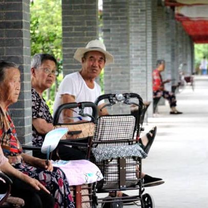 China oferece vouchers de subsídio para idosos visando aumentar consumo e aliviar pressão demográfica