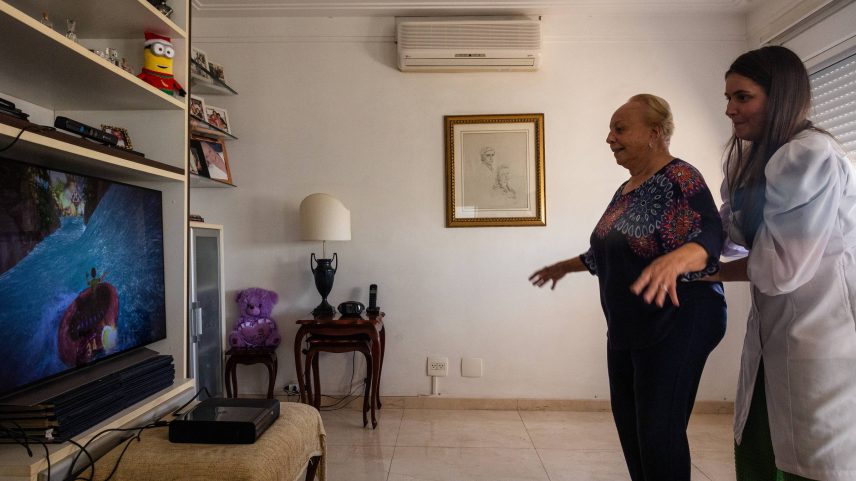 Maria Isabel Planet Buarque, 89, é portadora de transtorno neurocognitivo menor, condição que pode comprometer a capacidade de realizar atividades do dia a dia (Foto: Rafaela Araújo/Folhapress)