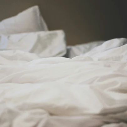 Descubra a frequência ideal para lavar sua roupa de cama e garantir conforto