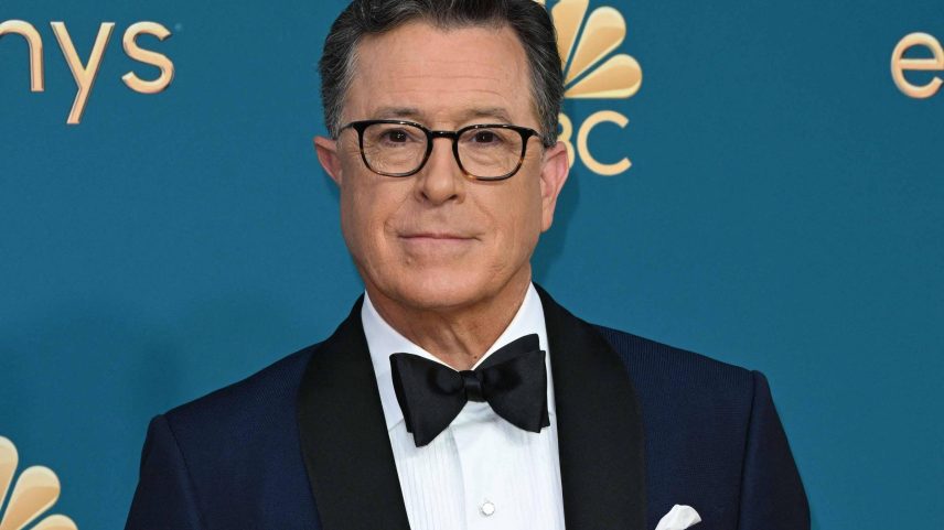 Stephen Colbert durante o Emmy 2022 em Los Angeles (Foto: Robyn Beck/AFP)