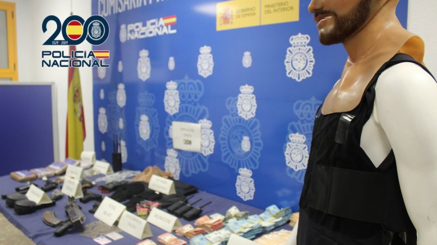 Alguns dos objetos intervenidos aos arrestados no tiroteio ocorrido em 16 de março de 2024 em Puerto Banús (Marbella). (Foto: Polícia Nacional)