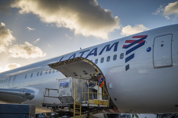 Funcionários da Latam Cargo embarcam encomendas de e-commerce em avião da aérea (Foto: Latam/Divulgação)