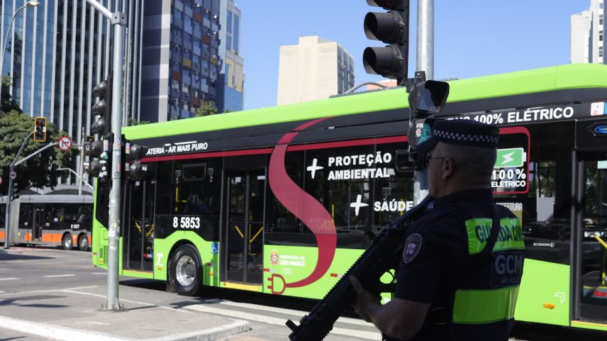 Agente da GCM faz escolta de novos ônibus elétricos na esquina das avenidas Faria Lima e Eusébio Matoso; 120 veículos foram entregues pela Prefeitura nesta quarta-feira. (Foto: Tiago Queiroz/Estadão)