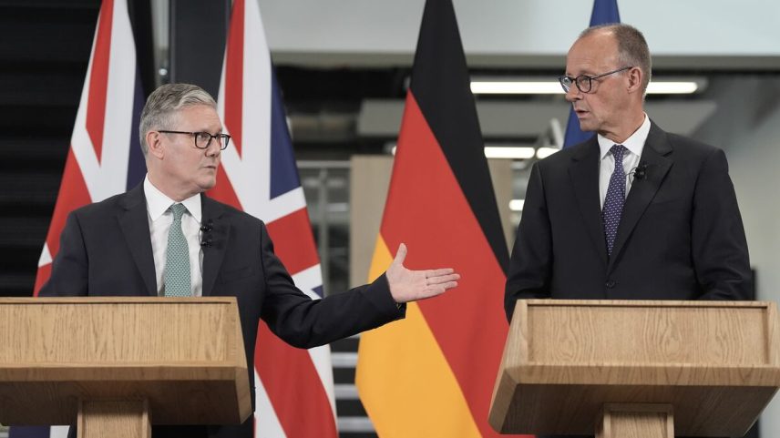 Starmer (esquerda) fala com Merz este quinta-feira, nas instalações da Airbus. (Foto: DPA via Europa Press)
